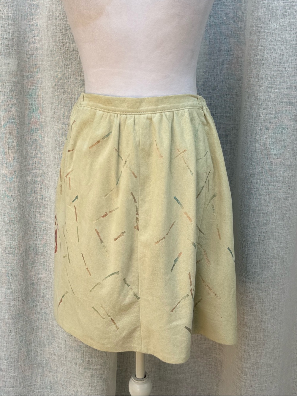 1970's char & Sher light suede wrap skirt - embossed floral design - Picture 2 of 10